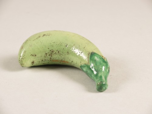 Plastiek, groen geglazuurd, in vorm van vrucht, vermoedelijk augurk